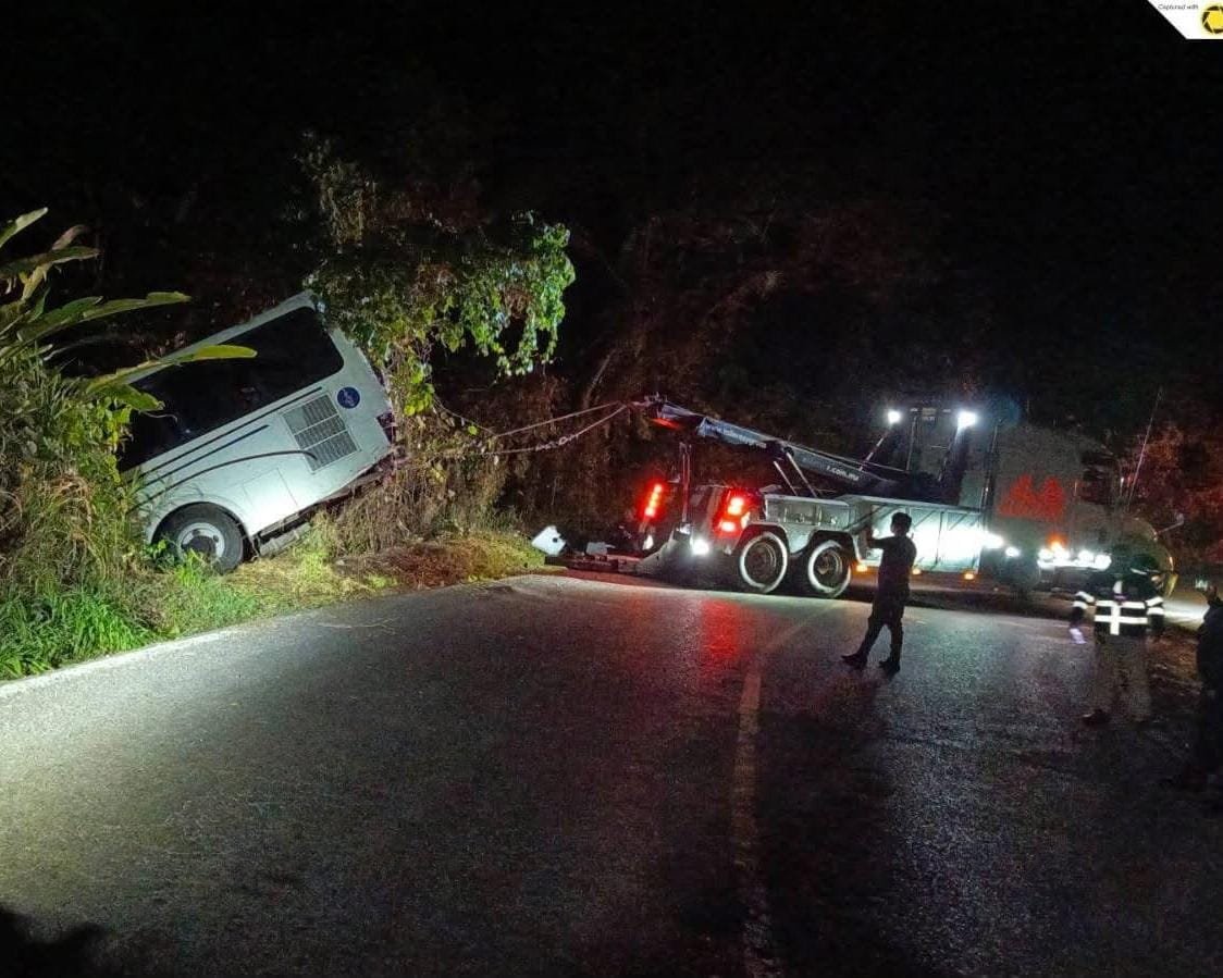 VUELCA AUTOBÚS DE PASAJEROS EN LA BARRANCA DE MATLACOBATL